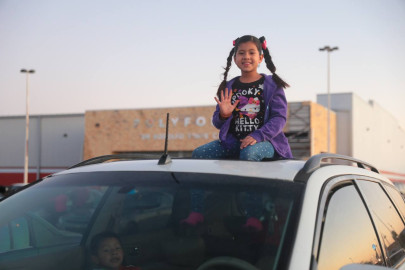 Disfrutan jóvenes de Nuevo Laredo del autocinema