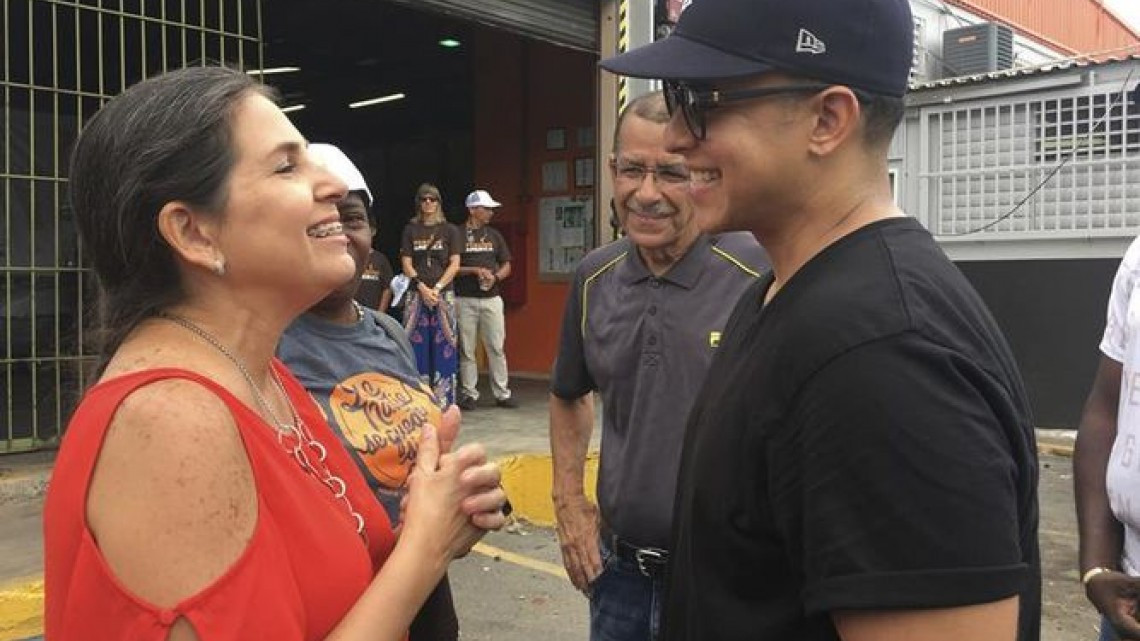 Daddy Yankee entrega 400 cajas de alimentos en Puerto Rico