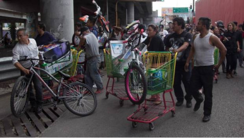 Luego de saqueo, regresan productos a tienda