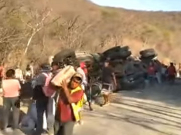 ¡No aprenden! Rapiñan camión volcado con bultos de cemento