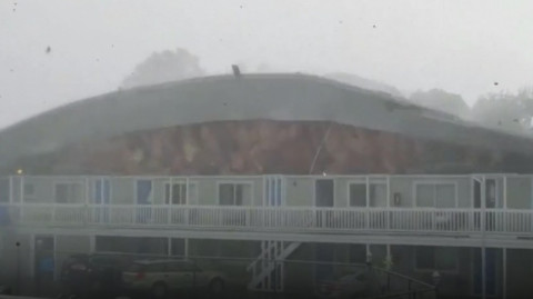Tornado arranca techo de hotel en Massachusetts