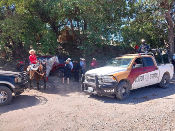 Guardia Estatal brinda seguridad durante cabalgata de aniversario de Llera