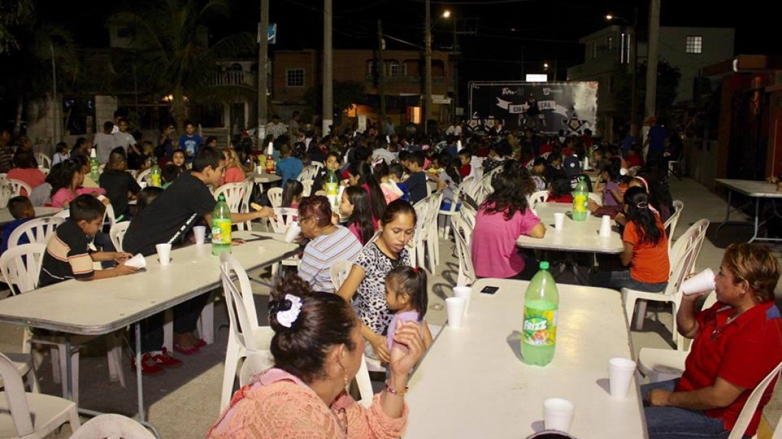 Llevan a colonias de Madero “Gira Navideña”