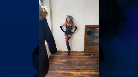 Thalía enciende redes sociales con fotos en lencería