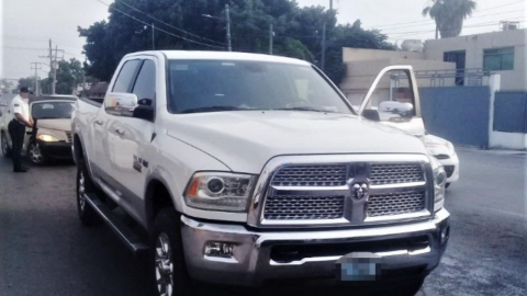 Recuperan vehiculo con reporte de robo, hay un detenido