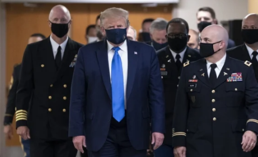 ¡Por primera vez! Trump usa cubrebocas en público en hospital militar