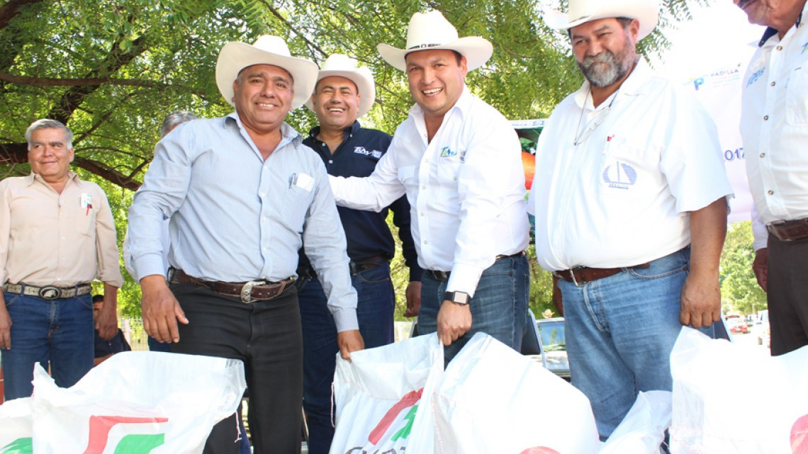 Entregan fertilizante granulado a citricultores de Padilla e Hidalgo