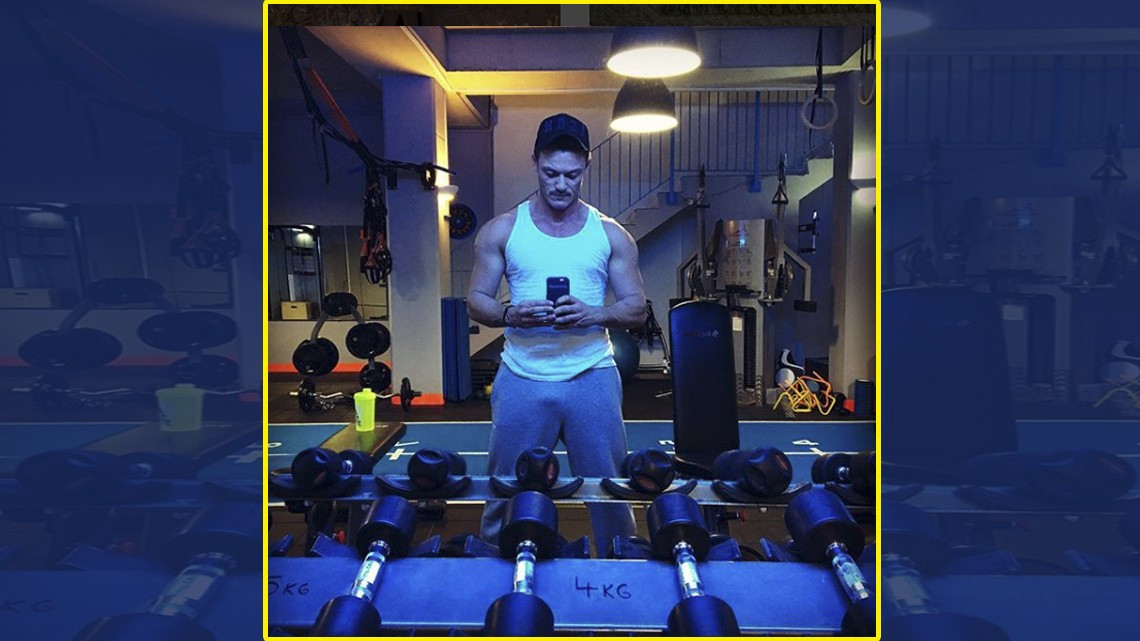 Luke Evans presume su marcado abdomen