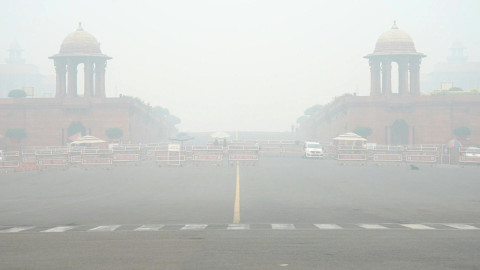 Nueva Delhi restringe circulación de vehículos por nube tóxica