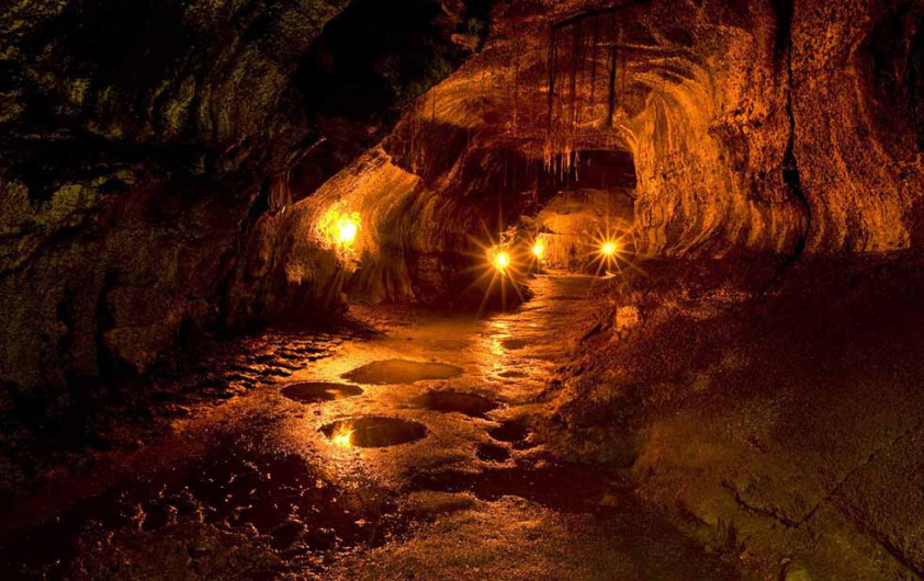 Hombre muere al caer en un tubo de lava en su patio