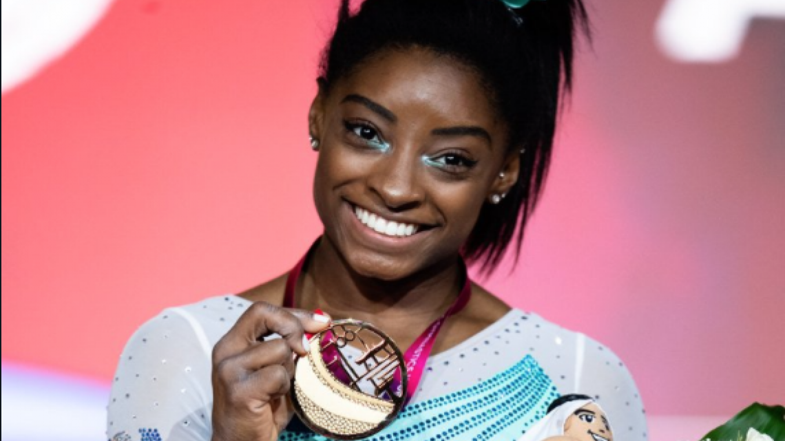 Simone Biles es la primera atleta en ganar cuatro títulos all-around 