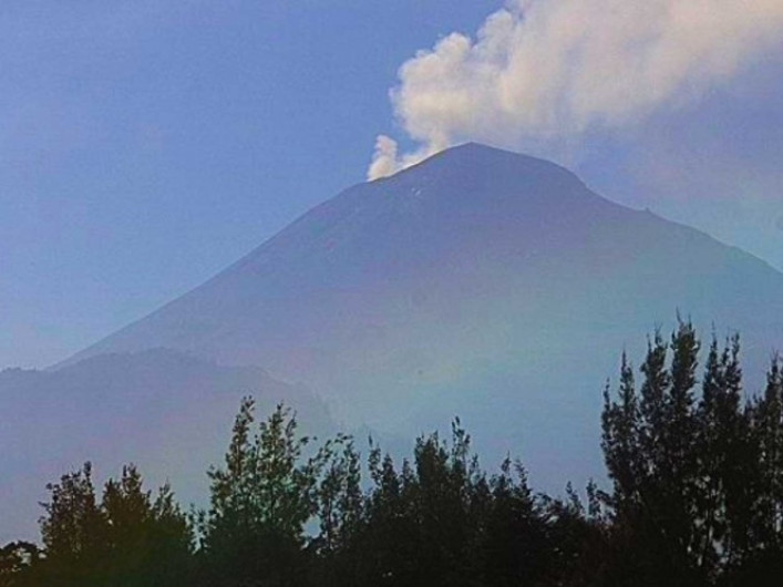 5 explosiones y 2 sismos en  el Popocatépetl
