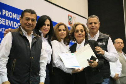 Anuncia incrementos salariales y entrega premios de antigüedad para burócratas 