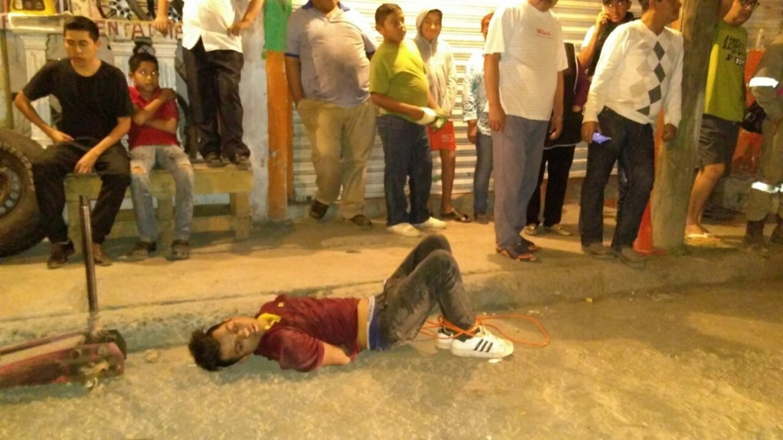 Vecinos intentan linchar a delincuente tras robar en una panadería