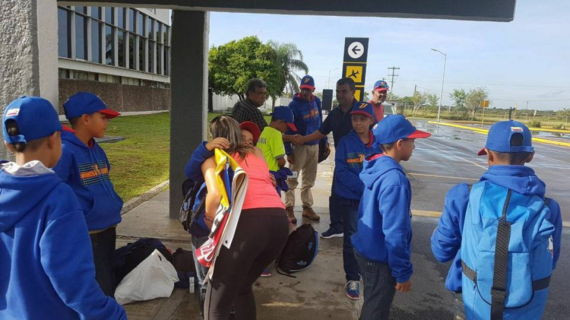 Llegan a Reynosa peloteritos de Venezuela