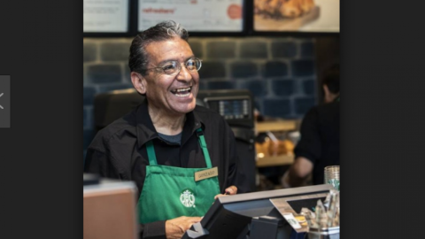 Inaugura Starbucks primera sucursal en México atendida por adultos mayores
