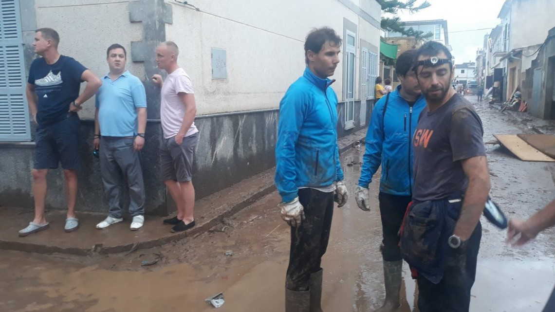  Rafael Nadal se une a labores de limpieza tras inundaciones en Mallorca
