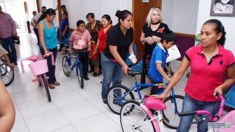 Entregan bicicletas a alumnos de primaria