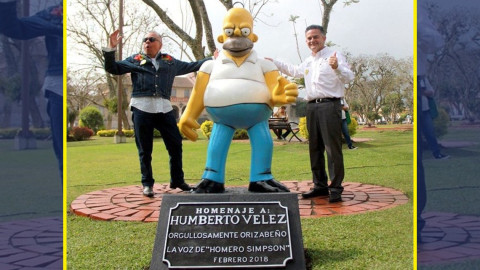 Inauguran estatua de Homero Simpson en un centro cultural de México
