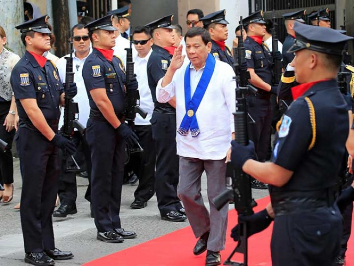 Presidente filipino propone disparar a `vagina´ de mujeres terroristas 