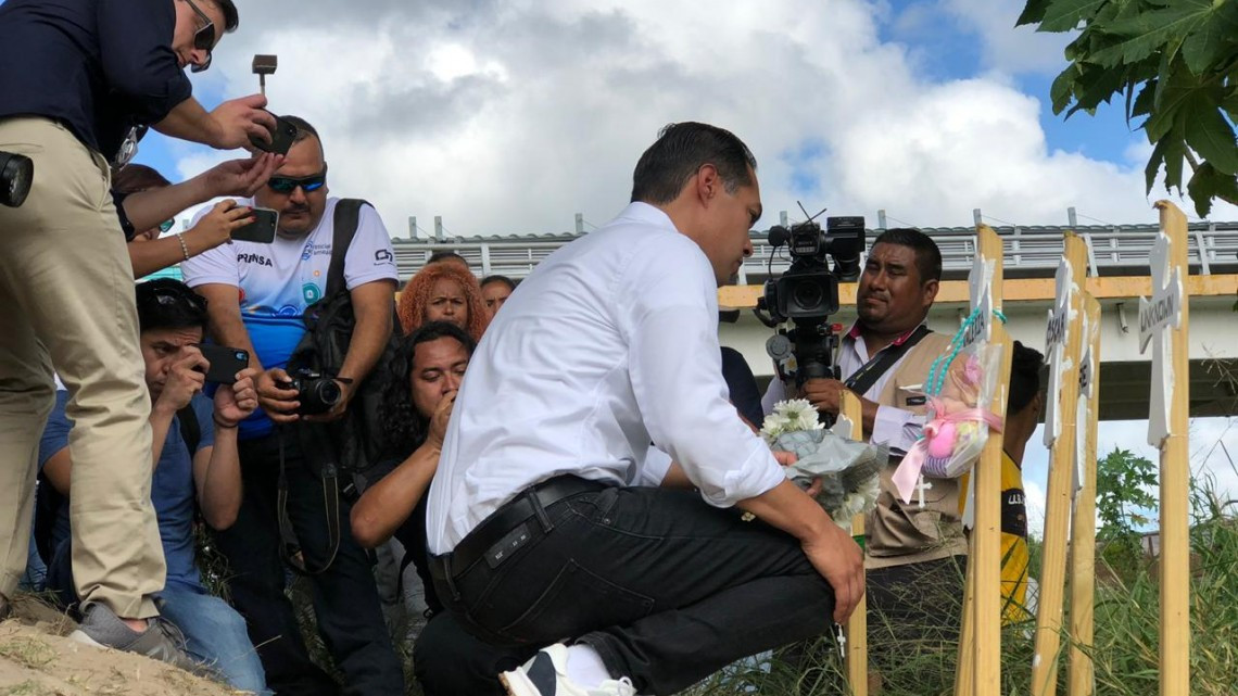 Visita Julián Castro campamento de migrantes en Matamoros