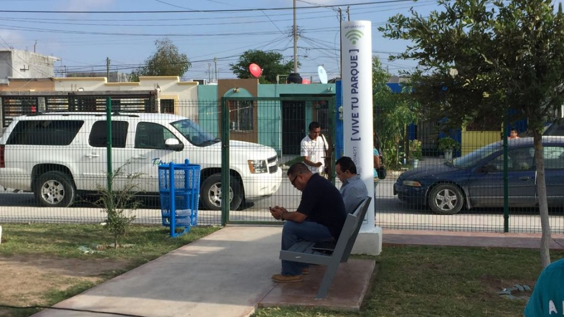 Dotan de paralibros y wifi a parques de barrio