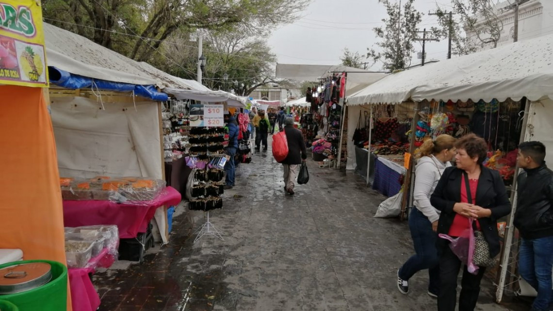Abarrotan plaza principal de puestos por Fiestas Mexicanas