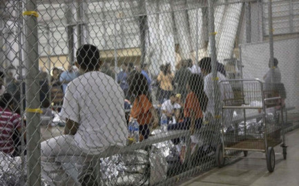 Separan a niños migrantes del centro de detención en Texas