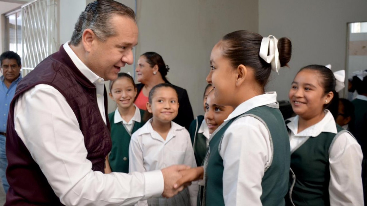 Beca Adrián Oseguera a niños de escasos recursos en Madero