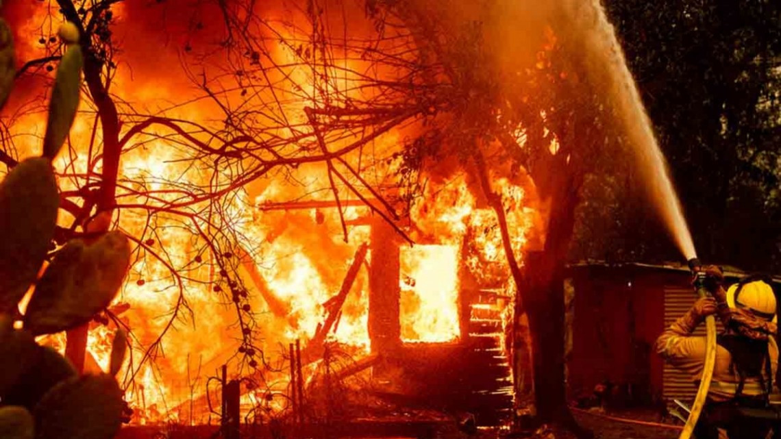 Desalojan casas por fuertes incendios en California