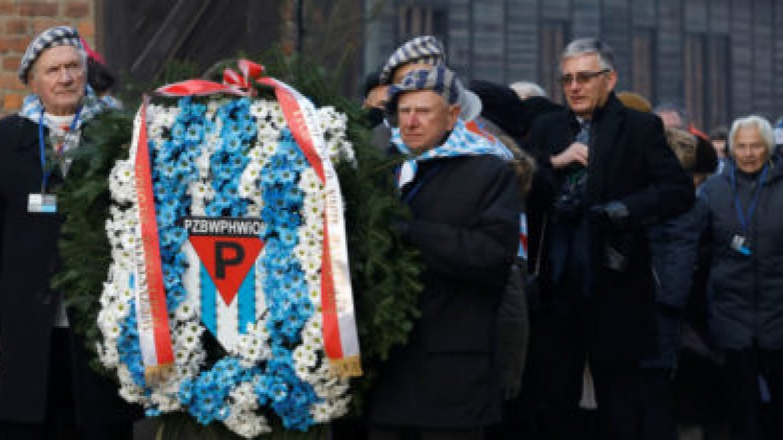  Conmemoran el 75 aniversario de la liberación del campo de concentración nazi