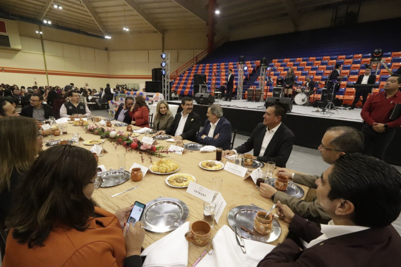Rector Dámaso Anaya y docentes de la UAT comparten festejo navideño