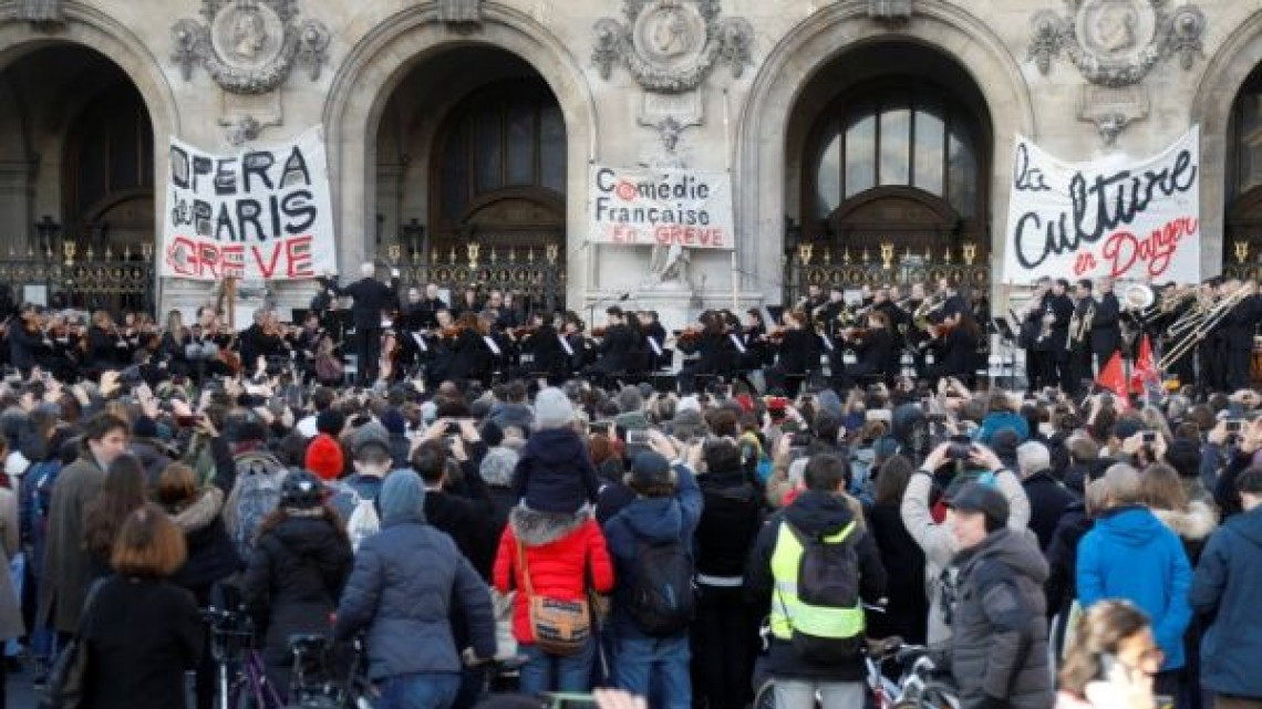 Intentan sabotear una obra de teatro a la que asistía Macron en París 