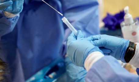 Pide Japón a China dejar de realizar pruebas anales de Covid-19 a población nipones