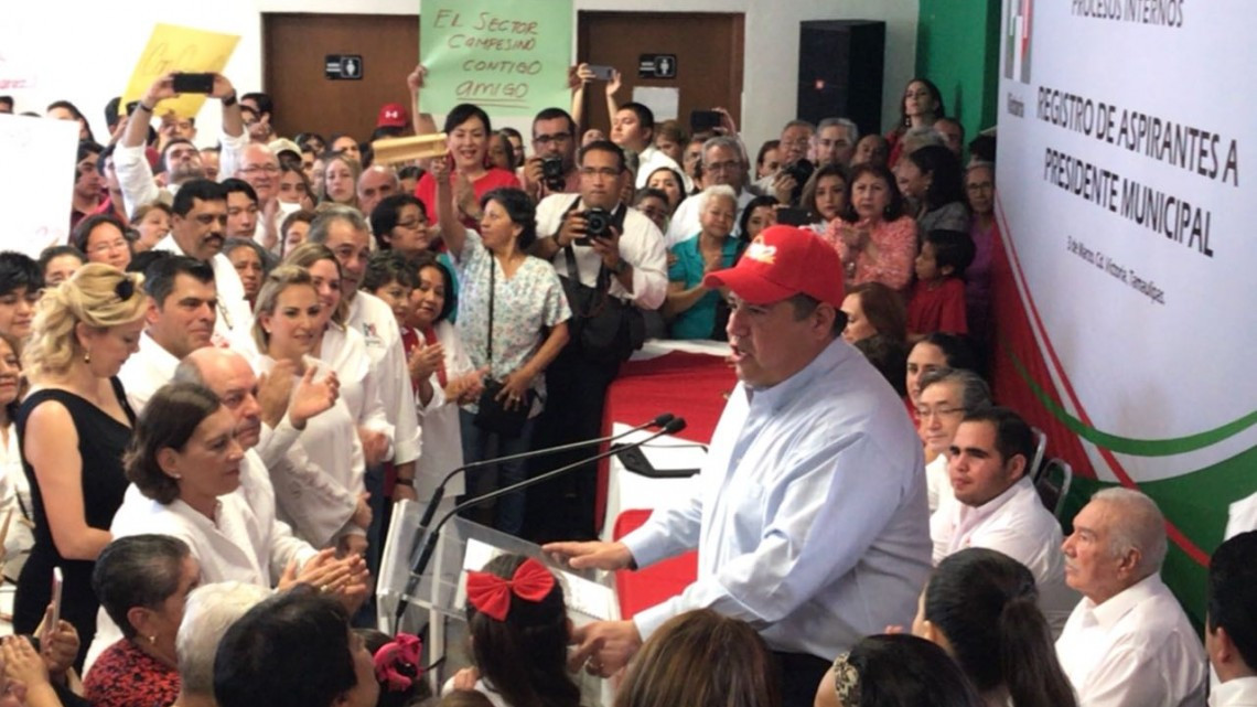Solicita Oscar Almaraz registro como precandidato a la alcaldía de Victoria