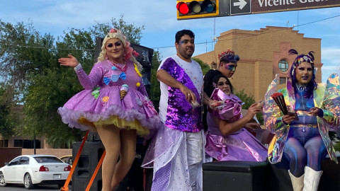 Pintan las calles de arcoíris 