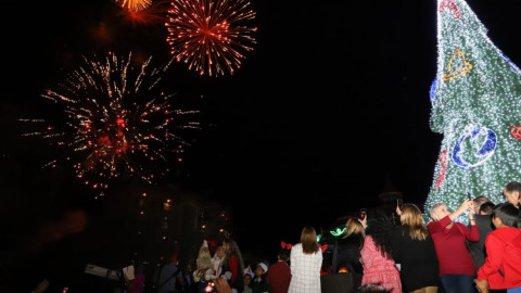 Enciende Maki Ortiz Pino Navideño y pone en marcha Pista de Hielo