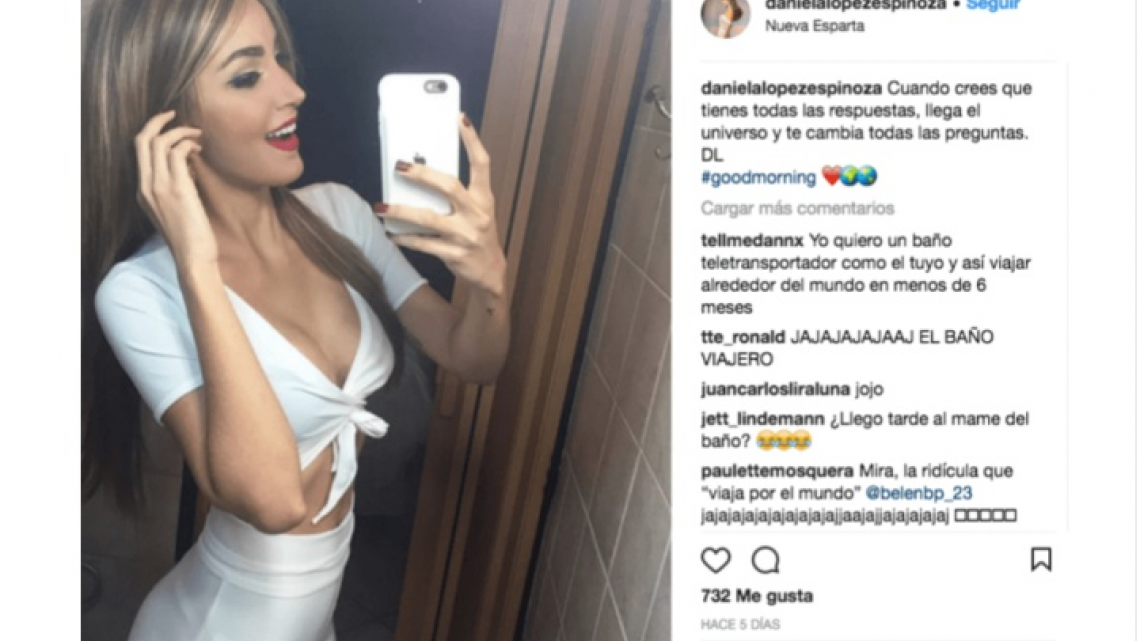 La hacen viral por viajar en su baño por el mundo