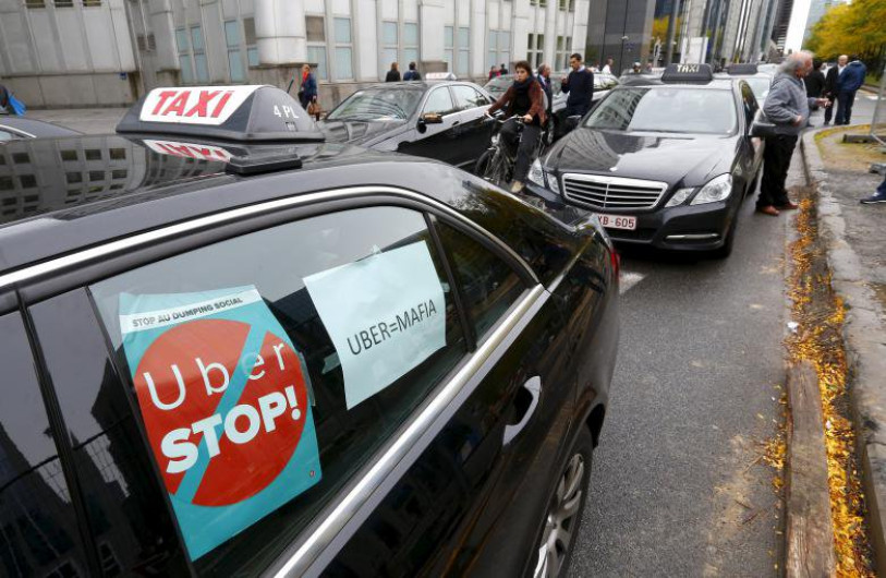 Taxistas protesta contra Uber en Bruselas