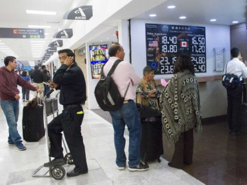 Dólar alcanza los $18.90 en el AICM