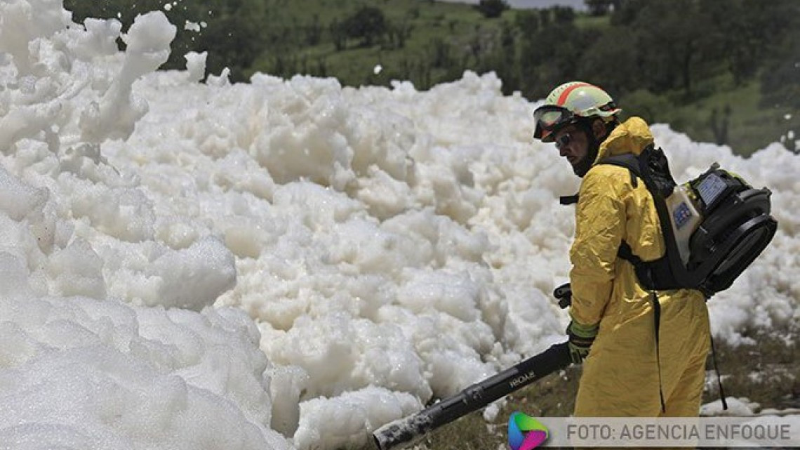 Desaparece hombre en espuma tóxica en Puebla