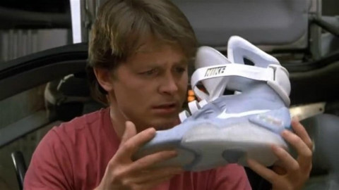 Venden en 92 mil dólares uno de los tenis de "Marty McFly"