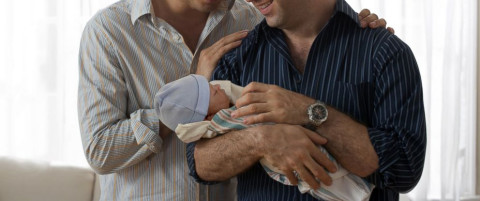 Conceden amparo a pareja homosexual para registrar a su hijo con ambos apellidos