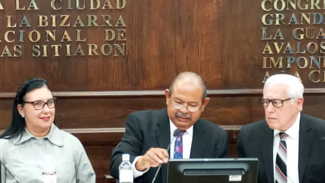Cabildo aprueba licencia de Mario López y toma protesta su suplente