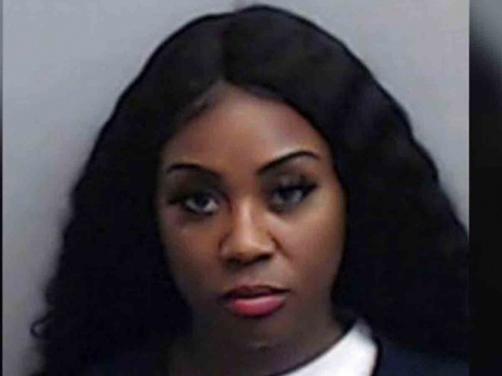 Mujer dispara en un KFC por no darle tenedor y servilletas