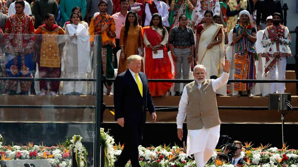 Ante 100 mil personas, Trump comienza visita oficial en India