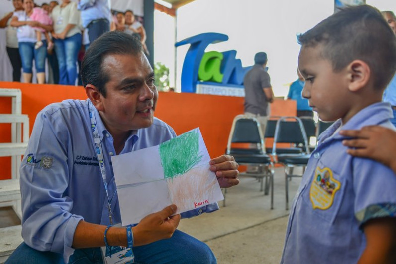 Entregarán uniformes y útiles a alumnos de más de 300 escuelas