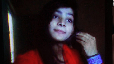 Mujer es condenada a muerte por quemar viva a su hija en Pakistán
