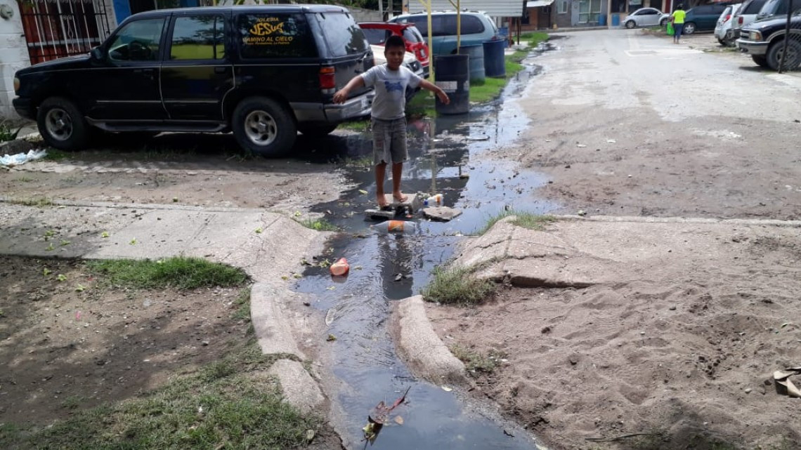 Aguas negras afectan a vecinos del fraccionamiento villas de Altamira