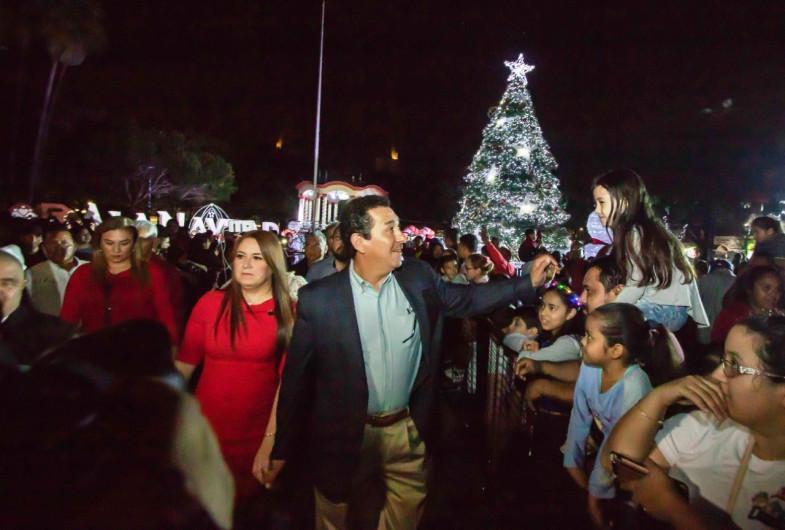 Encienden Mario y Marsella el Amor a la Navidad con monumental árbol y espectacular desfile navideño  